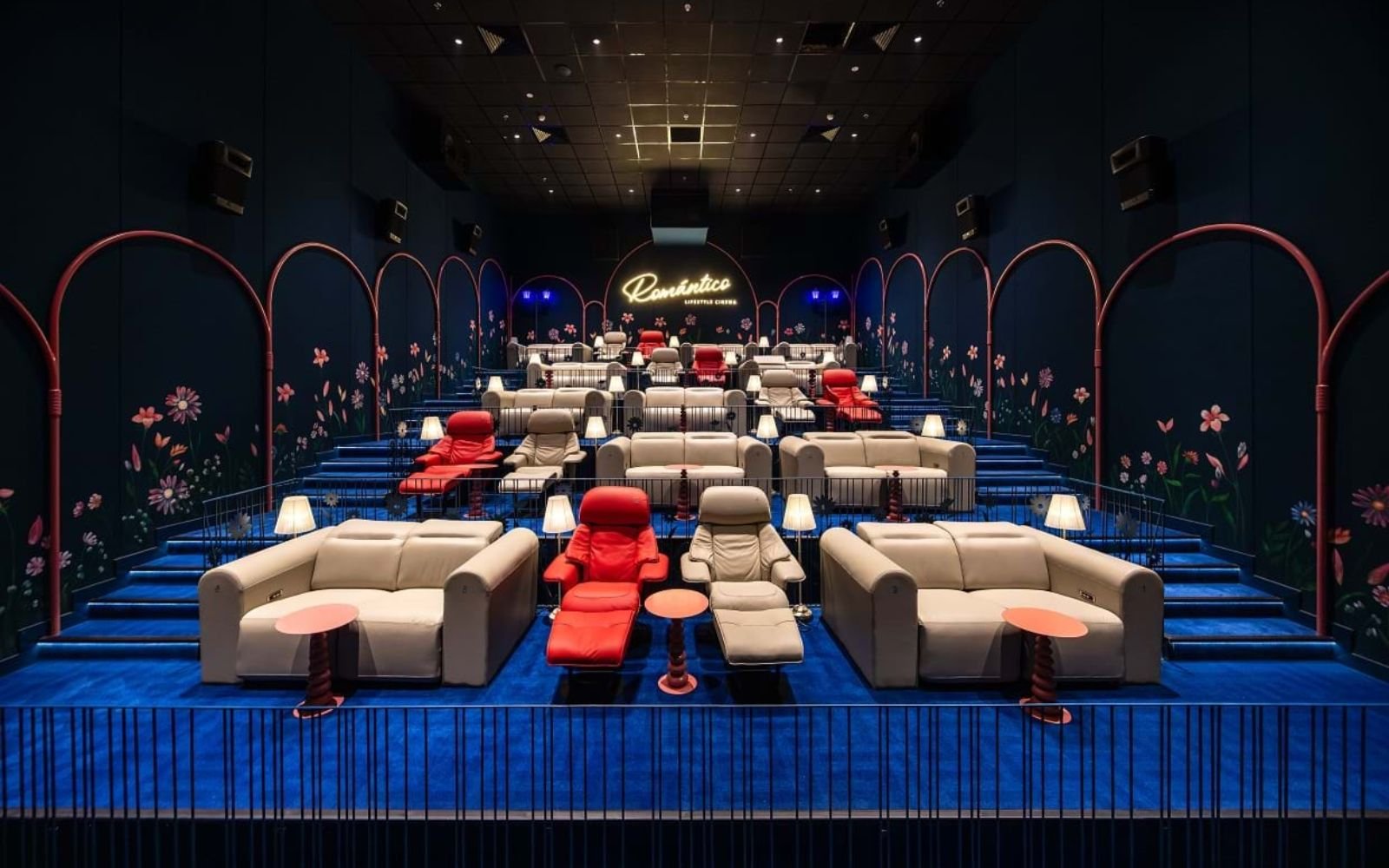 高級感あふれるラグジュアリーな映画館設計 高級感あふれるラグジュアリーな映画館設計