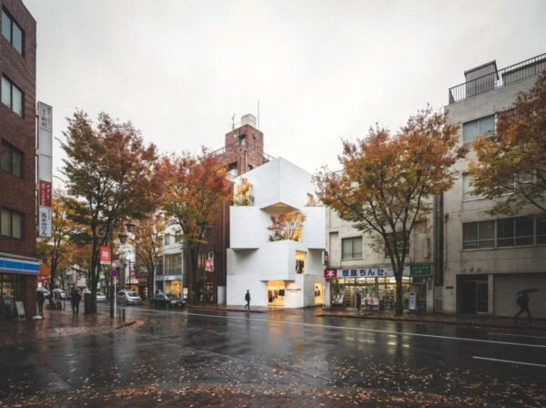 フォトリアル建築パース 外観パース — 秋の雨の日に映えるミニマリスト白いキューブ建築 | Basic9Studio